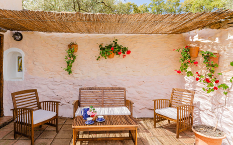 El salón da acceso a esta terraza amueblada